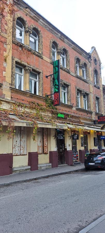 6-Pack Apartment In The Party District Budapeste Exterior foto